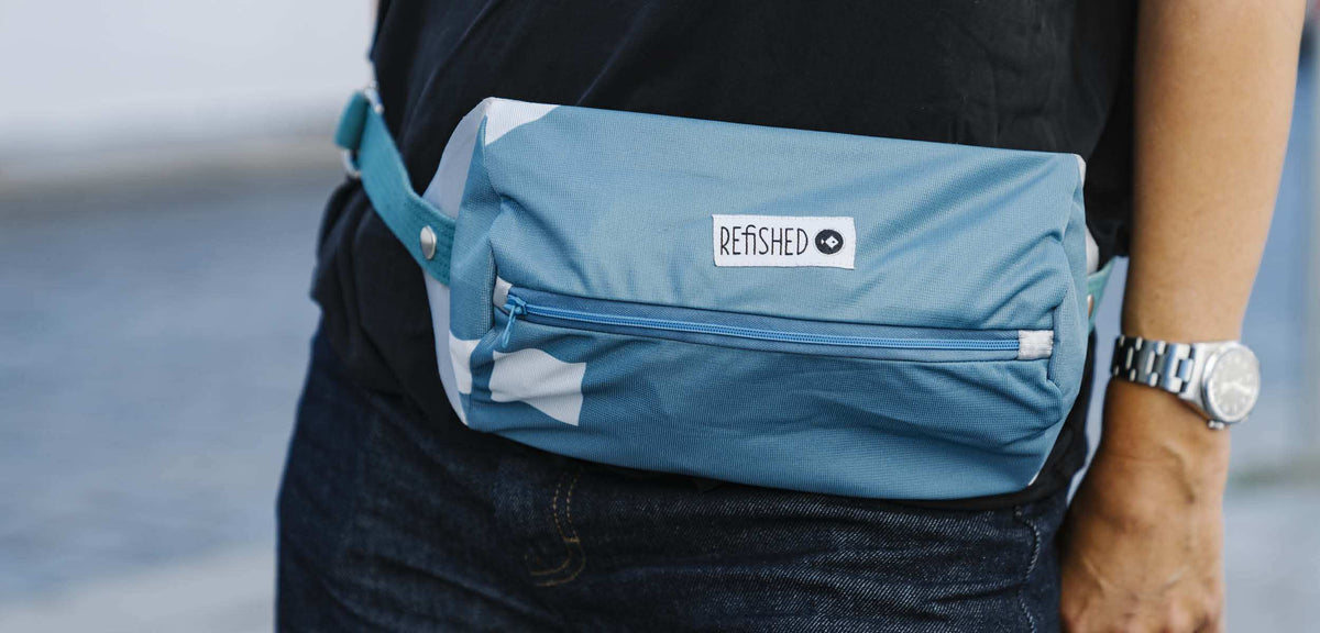 blaue Bauchtasche