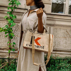 Frau in schickem Kleid trägt beige Isoldetasche am Arm