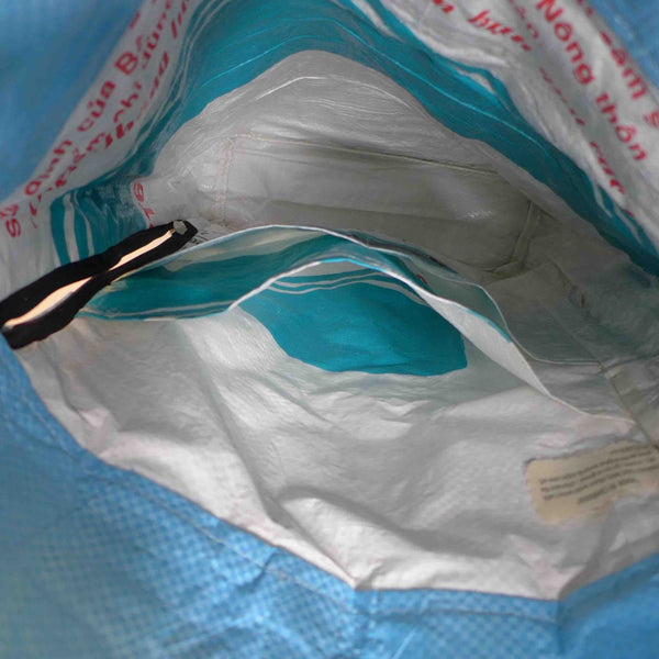 Refished nachhaltiger Rucksack in hellblau mit Innenfach