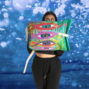 Künstlerlin Maria Verona mit einem von ihr bemalten Rucksack in der Hand