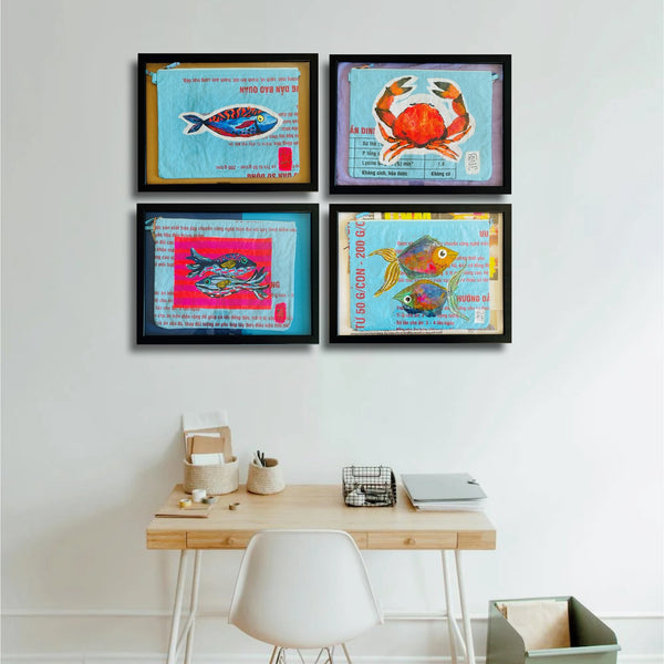 bag-in-bag Taschen mit gemalten Fischmotiven an der Wand in Bilderrahmen