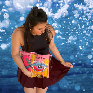 Künstlerin Maria Verona hält ein nachhaltig produziertes, mit Acryl bemaltes Täschchen in der Hand