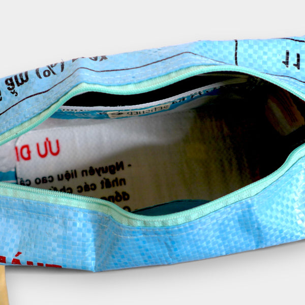 Cross Body Bag in hellblau - innen weiß