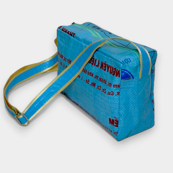 Cross Body Bag in hellblau, seitlich