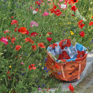 Soulmate Badetasche Kollektion 2025 in orange neben Mohnblumen