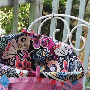 Soulmate Special Edition in rosa steht auf einem Sessel