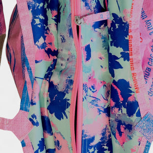 Soulmate Badetasche mit Zipp & Gurt in rosa mit buntem Innenfutter - Nahaufnahme