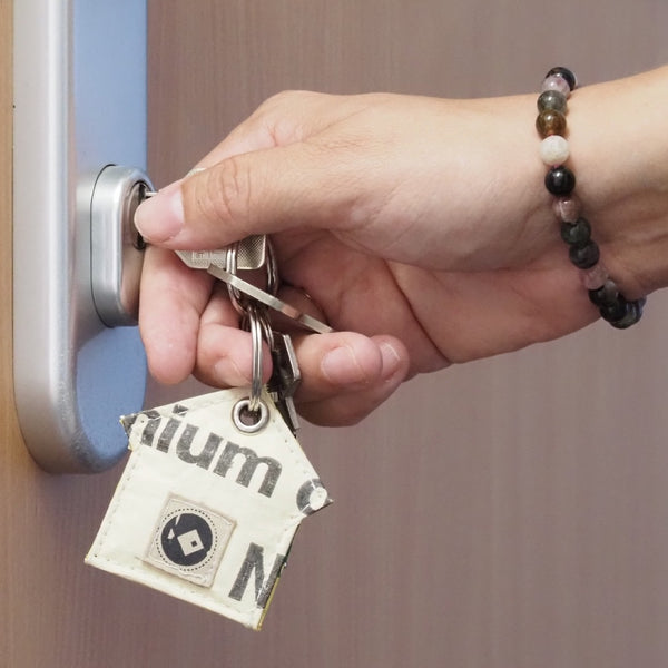 Tür wird aufgeschlossen, am Schlüsselbund hängt ein REFISHED Anhänger in Haus Form