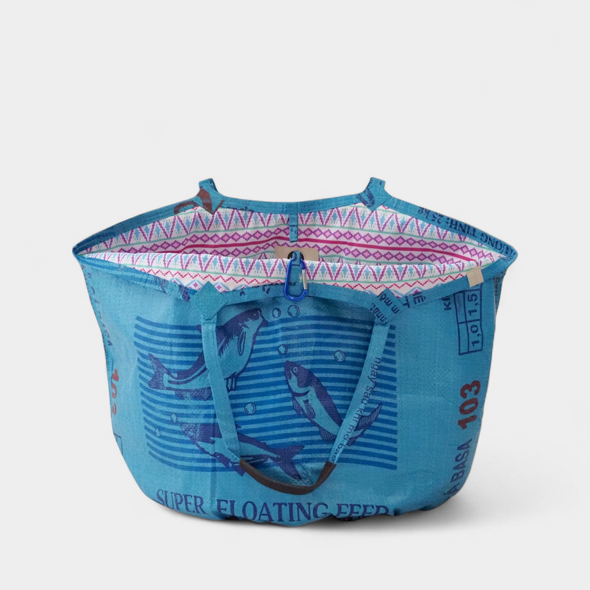 upcycelte Badetasche in blau mit Retro Innenfutter in lila, grün