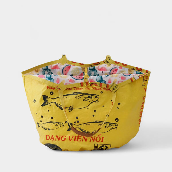 upcycelte Badetasche in gelb mit farbenfrohem Innenfutter mit Melonen und Flamingos