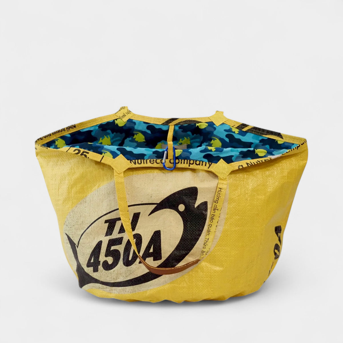 upcycelte Badetasche in gelb mit blauem Camouflage Muster mit Neonfischen