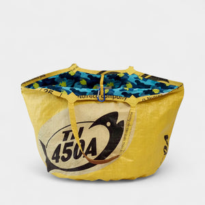 upcycelte Badetasche in gelb mit blauem Camouflage Muster mit Neonfischen