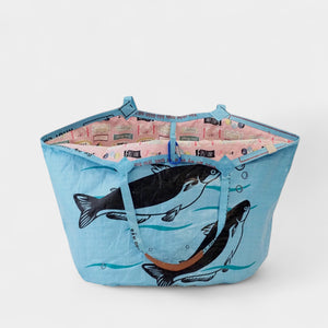 upcycelte Badetasche in hellblau mit Walen und zuckersüßem Innenfutter