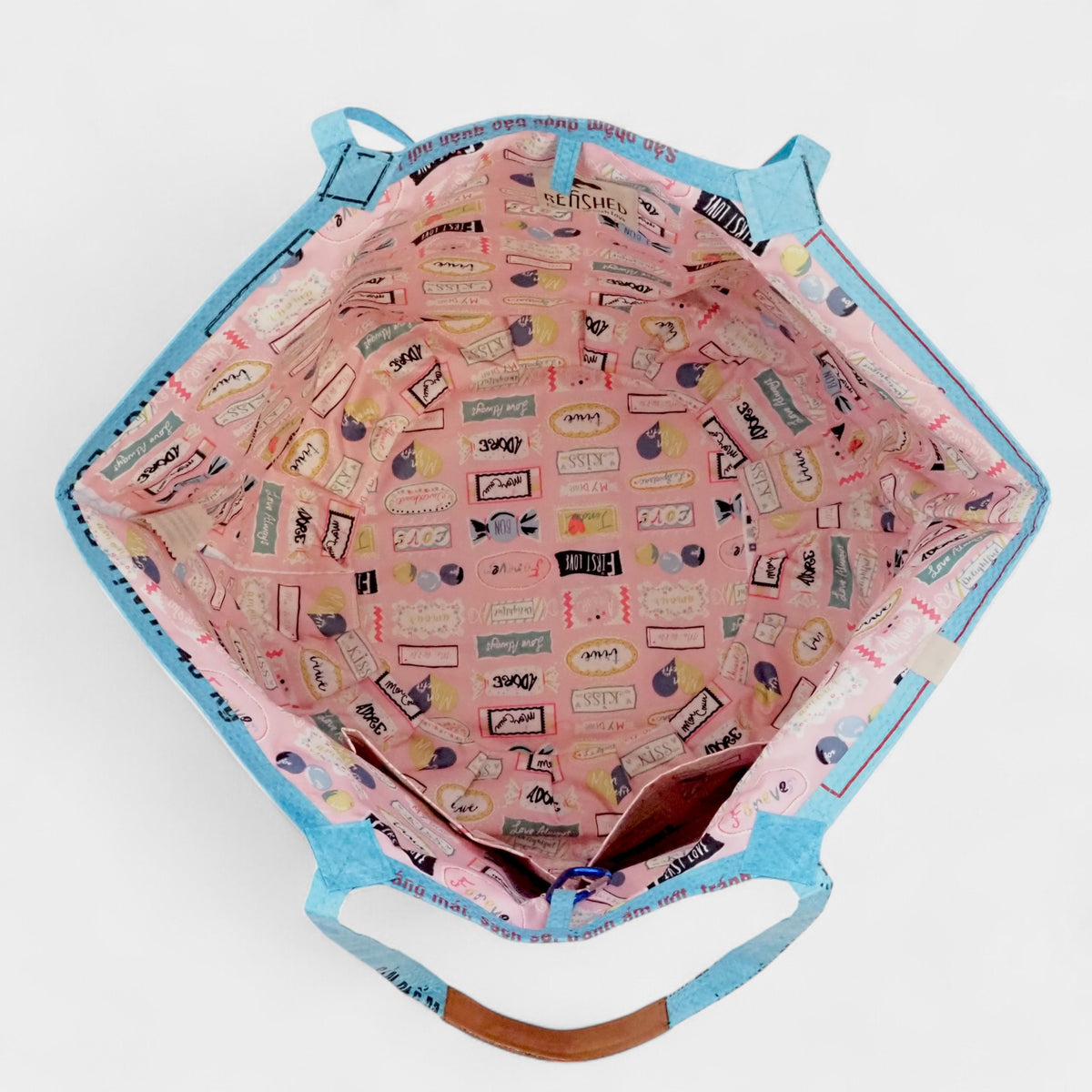 Neue Soulmate Tasche in blau - Innenfutter rosa mit Candy-Design