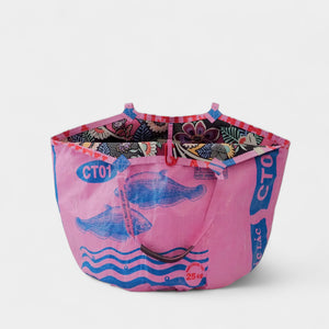 upcycelte Badetasche in rosa mit blauen Fischen und Blumenmuster