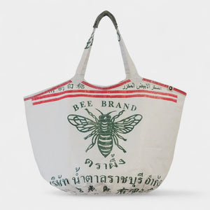 weiße, upcycelte Badetasche mit Bienenmotiv