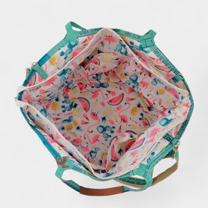 upcycelte Special Edition mit Reißverschluss und Tragegurt in grün - Innenfutter bunt mit Melonen und Flamingo Motiv