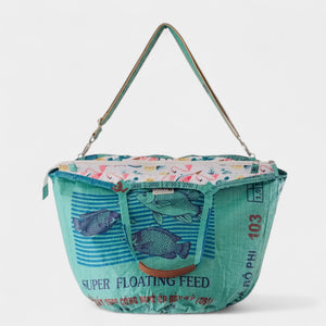 upcycelte Special Edition mit Reißverschluss und Tragegurt in grün