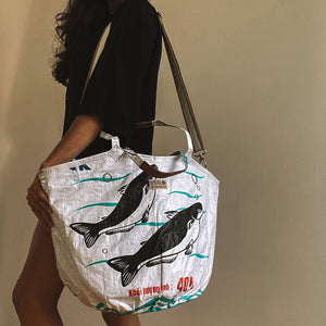 Soulmate mit Zipp & langem Gurt - nachhaltig gefertigt - in weiß - Frau trägt den Shopper um die Schulter