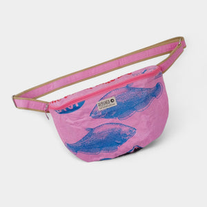 upcycelte Bum Bag XL in rosa mit blauen Fischen