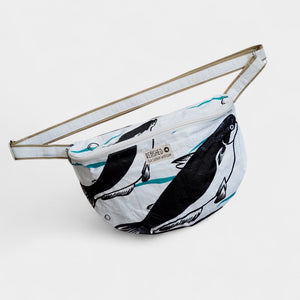 nachhaltig gefertigte Bauchtasche - Bum Bag XL - in weiß mit schwarzen Fischen