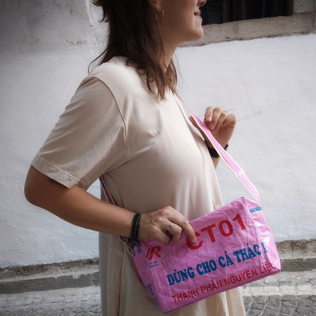 Frau trägt Cross Body Bag in rosa