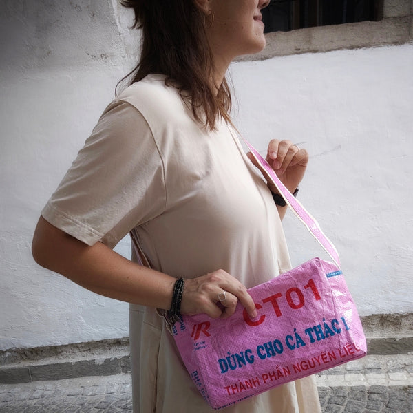 Frau trägt Cross Body Bag in rosa