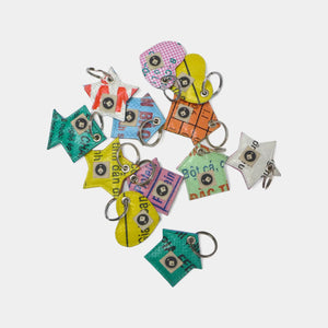 upcycelte Schlüsselanhänger in verschiedenen Farben und Formen