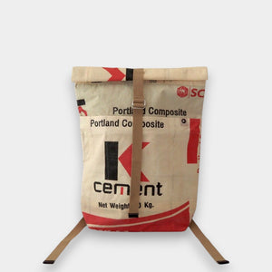 Beiger Rucksack mit schwarz-rotem Druck aus alten Zementsäcken