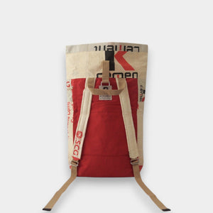 Rückseite eines beigen Rucksacks mit roter Rückseite