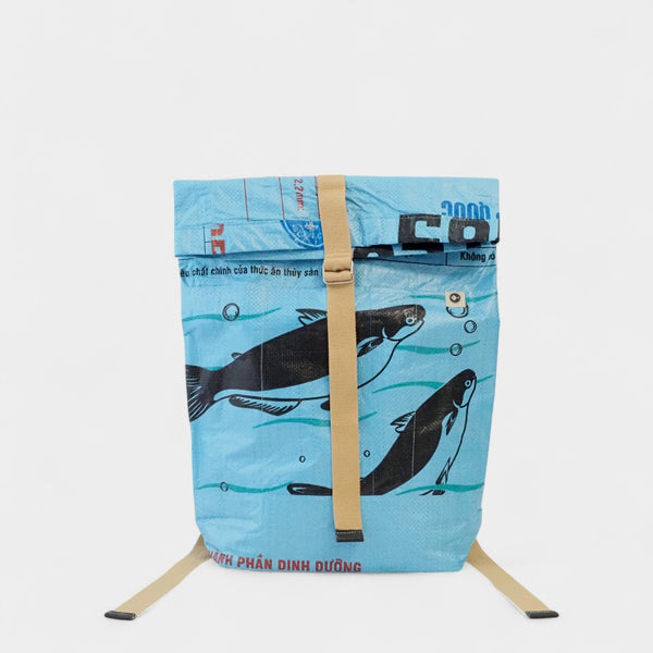 nachhaltig produzierter Rucksack in hellblau mit Wal Motiv