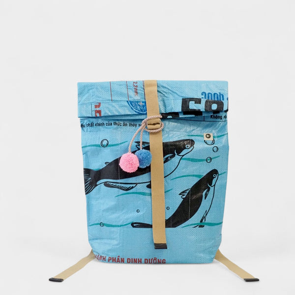 nachhaltig produzierter Rucksack in hellblau mit Wal Motiv & Bommeln