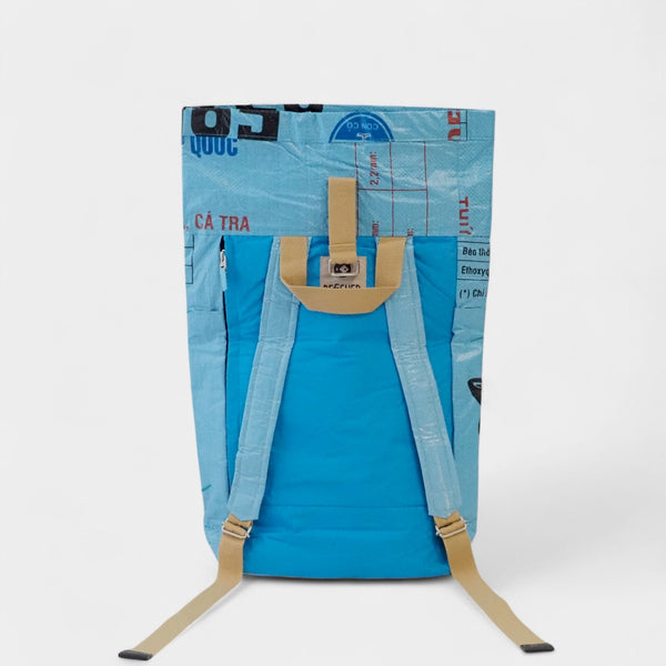 nachhaltig produzierter Rucksack in hellblau, Rückenansicht