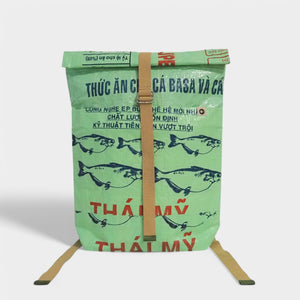 hellgrüner Rucksack mit dunkel-beigen Trägern und Fischmotiv