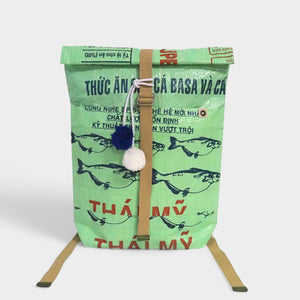 hellgrüner Rucksack mit Bommeln