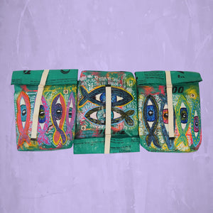 drei grüne Rucksäcke mit bunter Bemalung aus Acryfarben - ART Edition