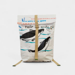 upcycelter, nachhaltiger Rucksack in weiß mit Fischmotiv - Frontansicht