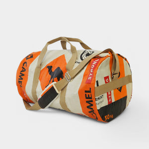 refished - nachhaltige Sporty Bag in beige-orange mit Kamelmotiv
