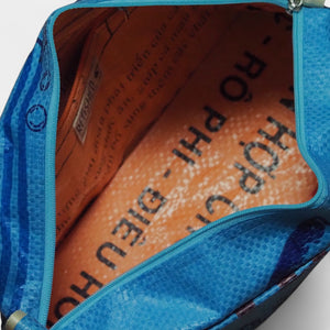 upcycelte Cross Body Bag in blau - innen orange