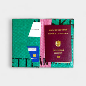 upcycelte Reissepasshülle grün-til