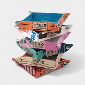 mehrere Taschenleerer in verschiedenen Farben übereinander gestapelt