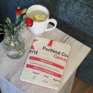 Kindle Hülle liegt neben Tee und Blumen auf einer kleinen Kommode