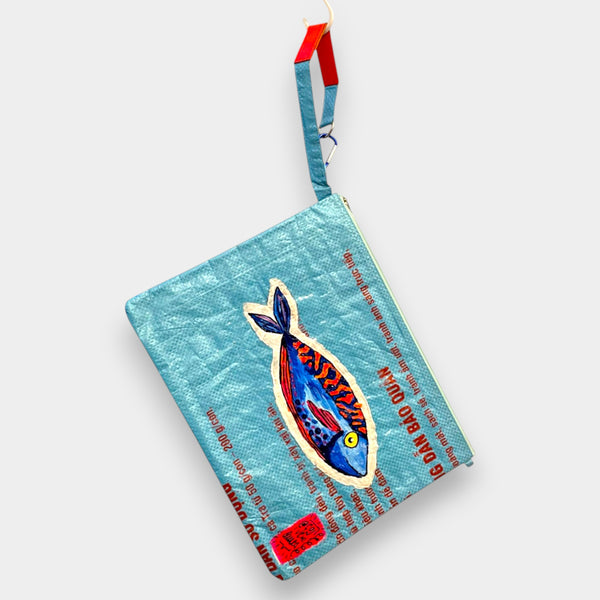 kleine Tasche mit Schlaufe in hellblau und handgemaltem Fisch