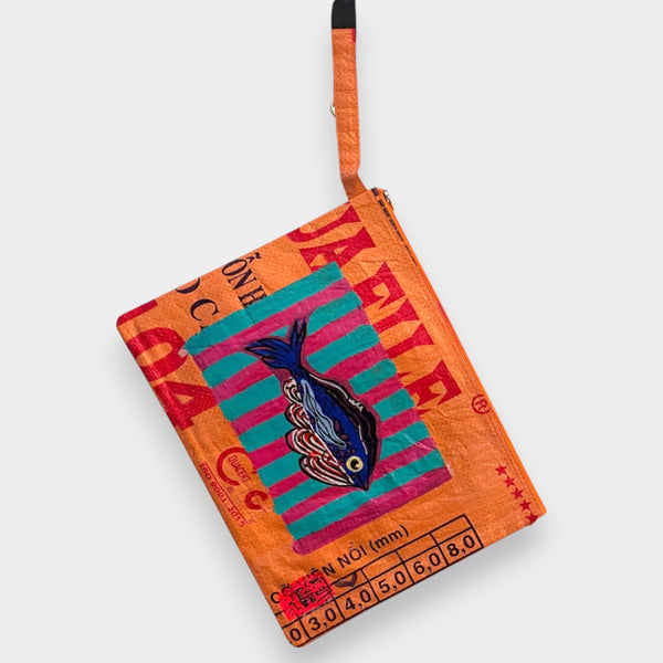 kleine Tasche mit Handschlaufe in orange und Fischmotiv