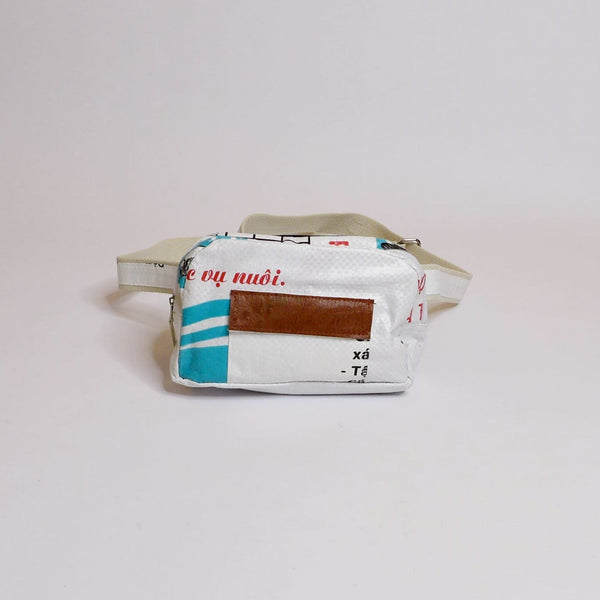 upcycelte Mini-Bauchtasche Frontansicht weiß