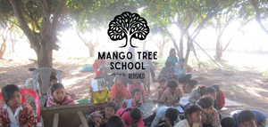 Kinder sitzen unter einem Baum in Kambodscha und lernen gemeinsam