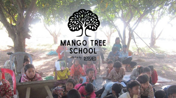 Kinder sitzen unter einem Baum in Kambodscha und lernen gemeinsam