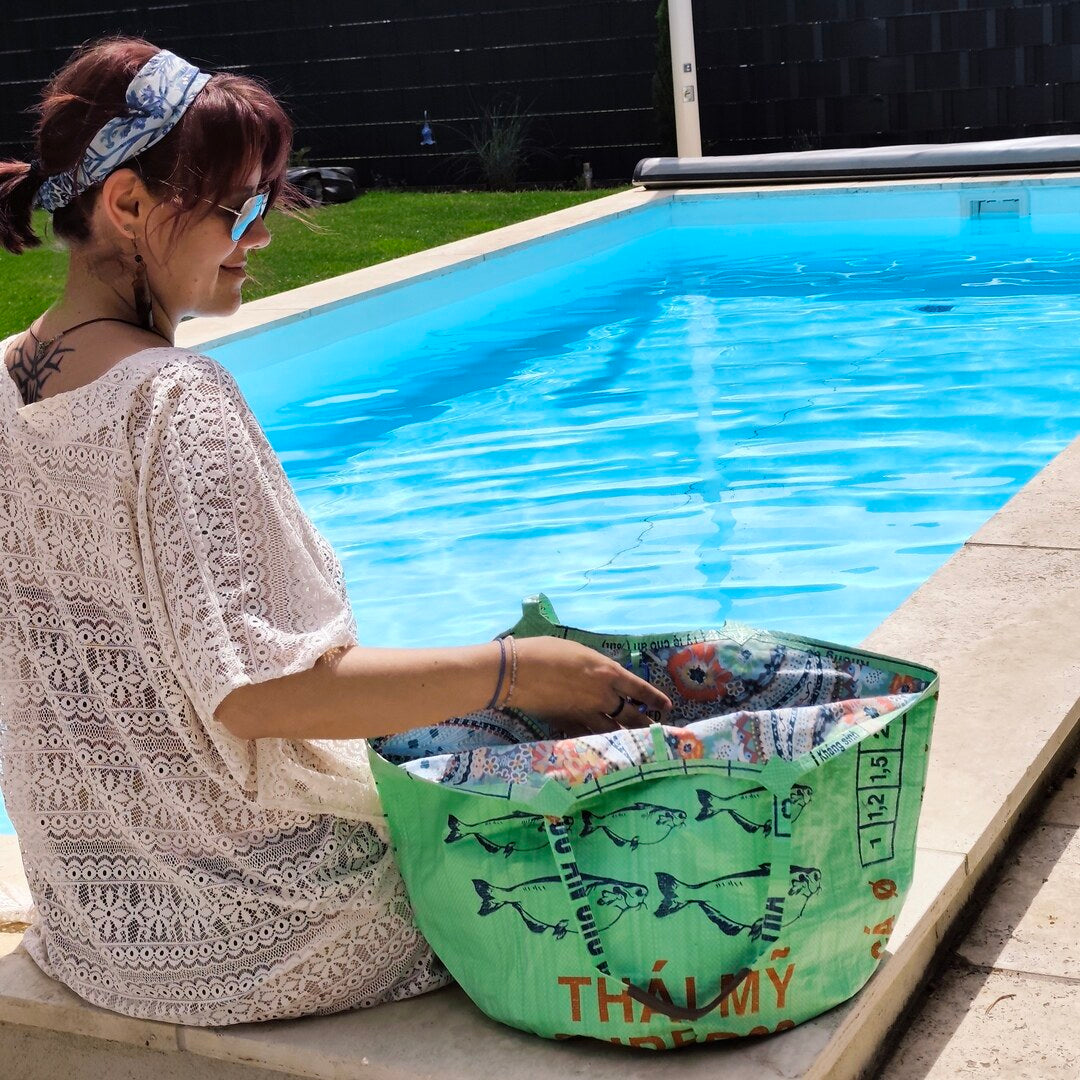 Frau sitzt mit grüner Soulmate Shopper Tasche am Pool