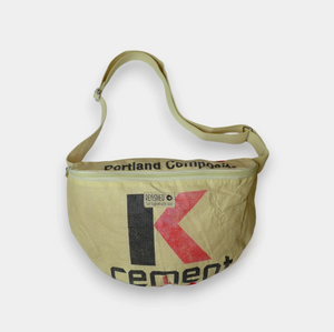 Nachhaltige Bauchtasche aus Zementsack