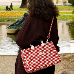 Frau trägt Isolde Bag in rot-weiß crossbody